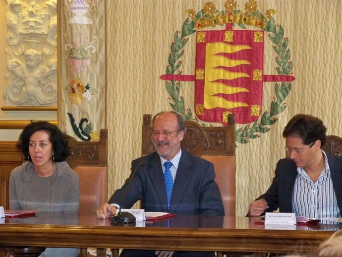 Mercedes Cantalapiedra, León De La Riva Y Alfonso Gallego, Durante La Presentaci