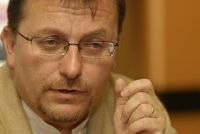 IU cree que la respuesta a "políticas agresivas debe ser firme" y dice que "estará al lado de los trabajadores"