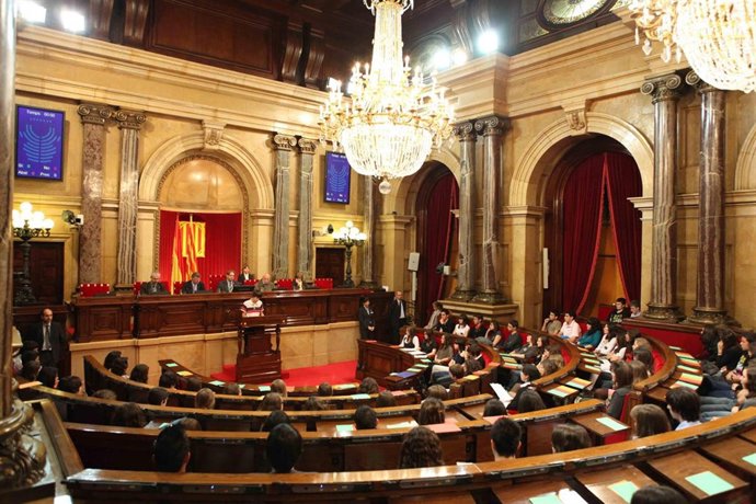 Alumnos Votan Una Ley Contra El Cambio Climático En El Parlament