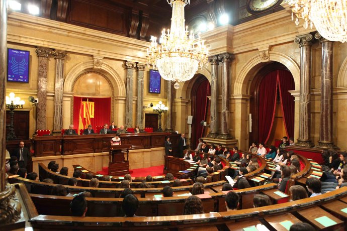 Alumnos Votan Una Ley Contra El Cambio Climático En El Parlament