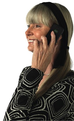 Una Anciana Emplea Un Teléfono Móvil.