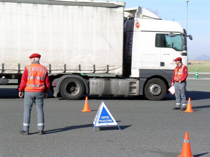 Agentes De La Policía Foral.