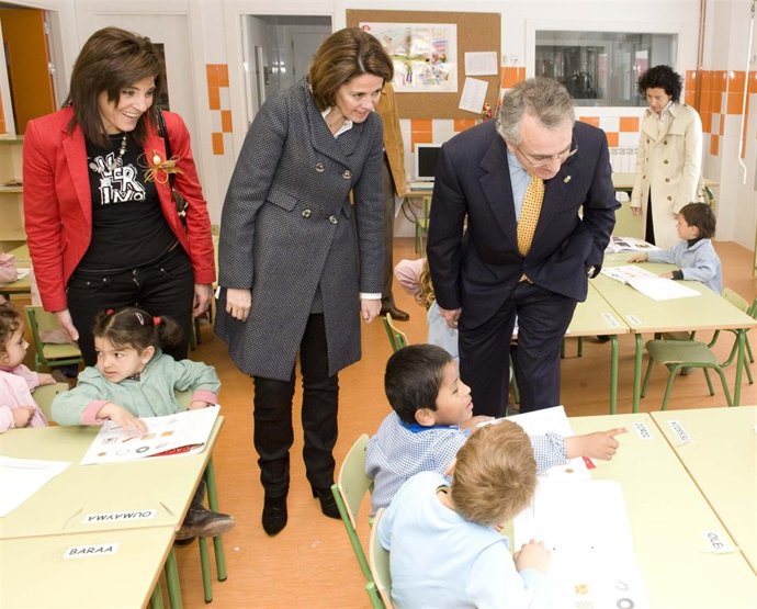 Las Autoridades Saludan A Varios Alumnos Del Nuevo Colegio De Rochapea.