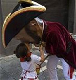 La Comparsa De Gigantes Y Cabezudos Visita Mañana Mendillorri.