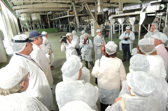 Representantes De La Compañía Dan Explicaciones A La Visita Y A Los Medios De Co