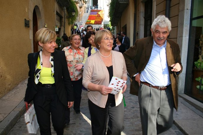 La Ex Presidenta De Chile Pasea Por Girona