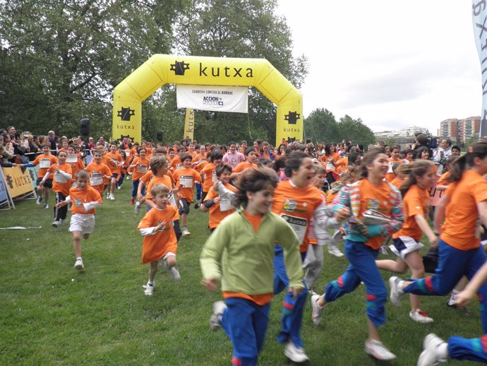 Más De 350 Niños Participan En La X Carrera Contra El Hambre.
