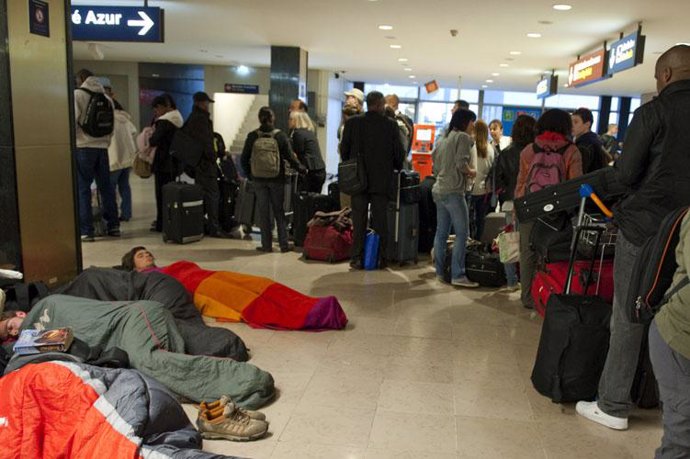 Viajeros en un aeropuerto colapsado por la nube volcánica de Islandia