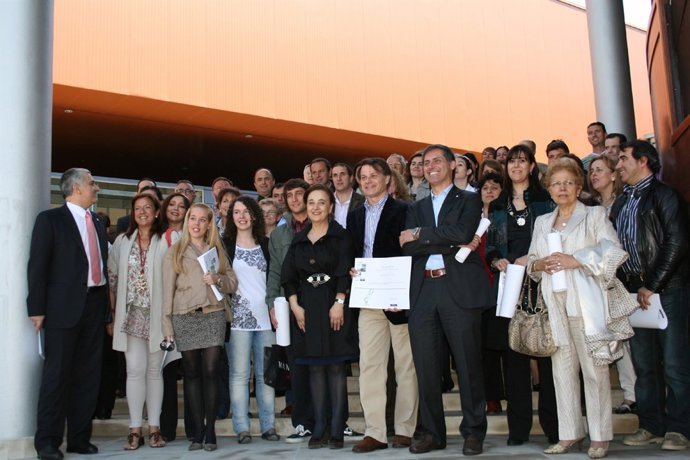 Autoridades Con Los Participantes En El  Laboratorio De Innovación Turística