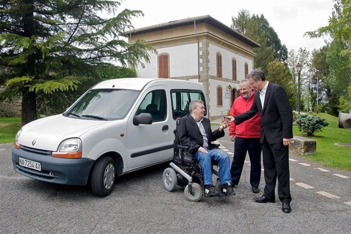 Patxi Lasa, Pedro Lezáun Y Javier Torrens En El Momento De La Entrega De Las Lla