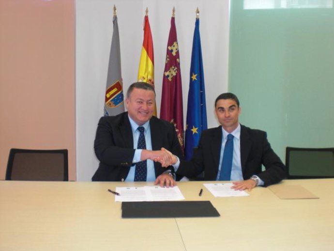 Firma Entre Alcalde Francisco Bernabé Y El Director General De La Manga Club