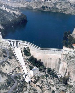 Embalse Y Presa De La Cierva