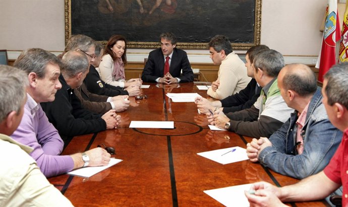 Reunión Entre El Alcalde Y El Comité Del TUS