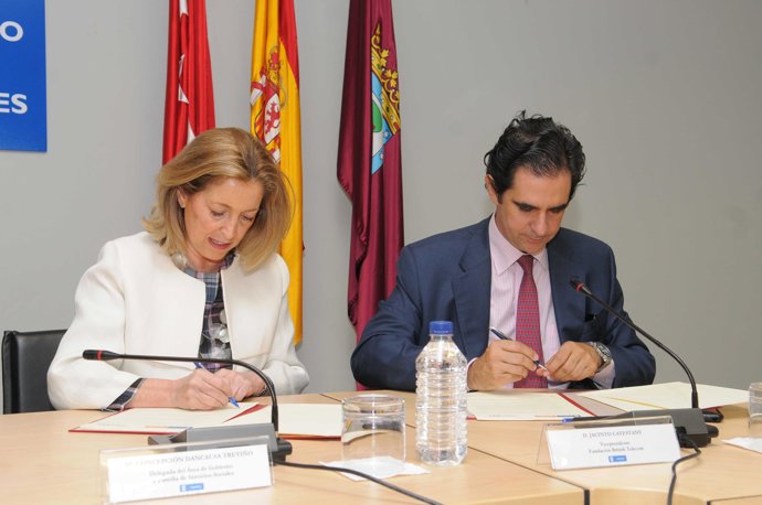 Dancausa Durante La Firma Del Convenio