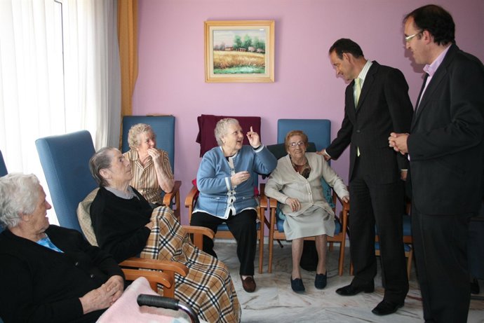 El Alcalde (Derecha) Y El Subdelegado, En Su Visita A La Residencia De Mayores.