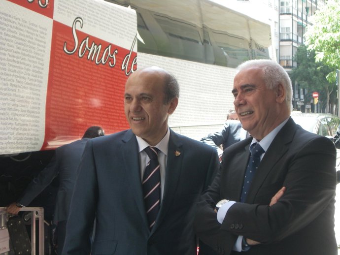 El Presidente Del Sevilla F.C, José María Del Nido, Junto Al Consejero De Turism