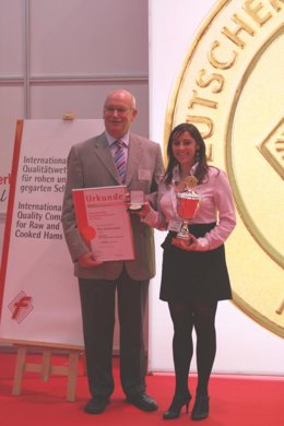 El Presidente De DVF, Manfred Rycken, Con Ruth Salinas, Del Departamento De Expo