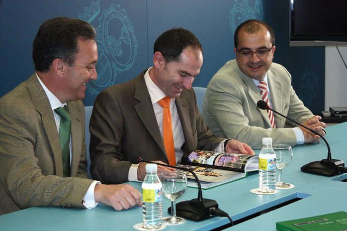 El Diputado Provincial Acompañado Por Los Autores De La Obra.