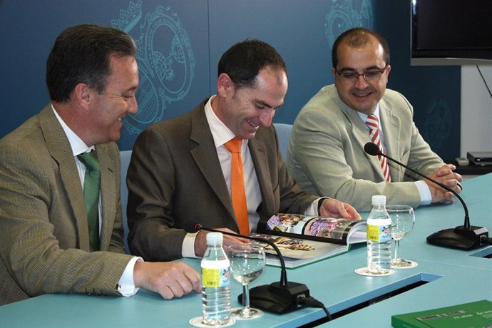 El Diputado Provincial Acompañado Por Los Autores De La Obra.