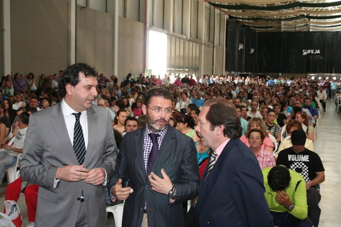 El Delegado De Obras Públicas Y Vivienda, Rafael Valdivielso, Durante El Sorteo.