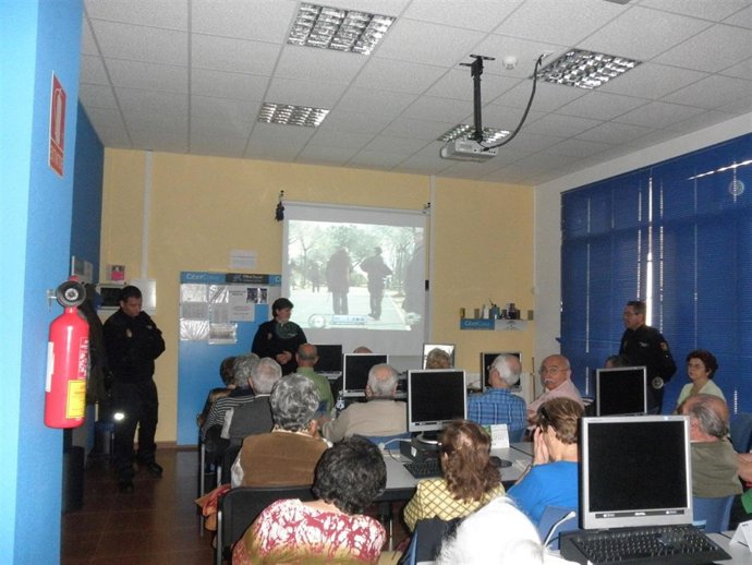 Mayores En Una Charla Policial