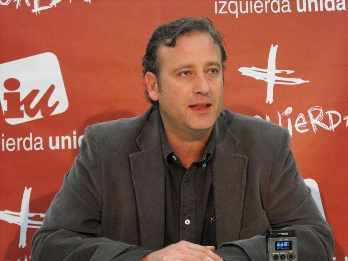 El Portavoz De IU Durante La Rueda De Prensa Que Ofreció