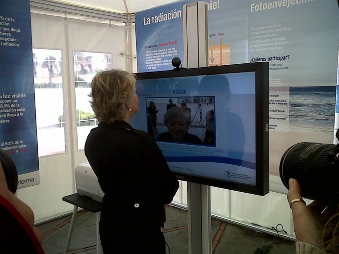 Carpa De Los Farmaceuticos Donde Puede Ver Cómo Estará Su Rostro En 10 Años Por 