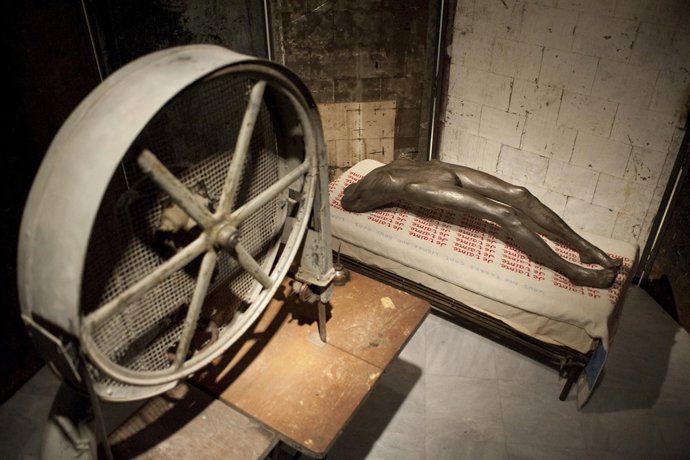 Louise Bourgeois, Cell (Arch Of Hysteria), 1992-93 