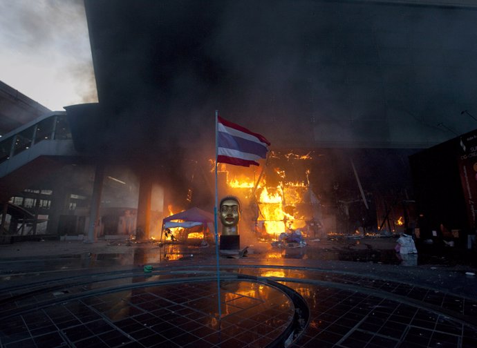 Incendio en Bangkok tras los disturbios provocados por los 'camisas rojas'