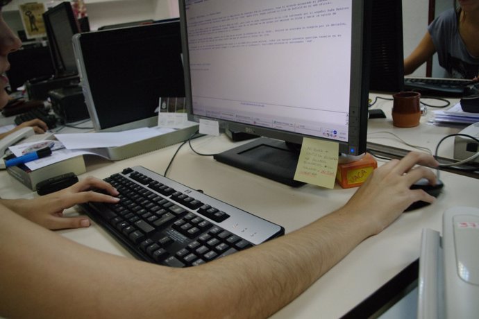 Trabajadora utilizando el ordenador en una oficina.
