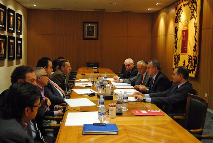 González Tovar Se Reúne Con El Comité Ejecutivo De La Cámara De Comercio De Lorc