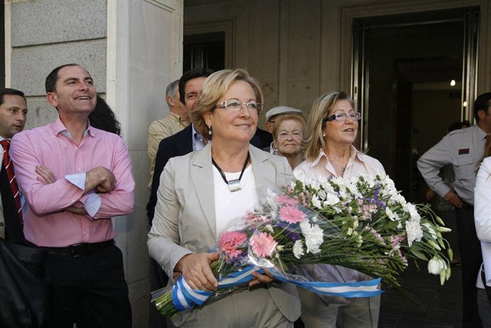  La Presidenta De La Diputación Provincial De Huelva Espera A La Carroza Del Sim