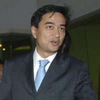 Abhisit anuncia una investigación independiente sobre los disturbios de Bangkok