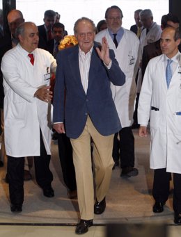 El Rey don Juan Carlos sale del Hospital Clínic