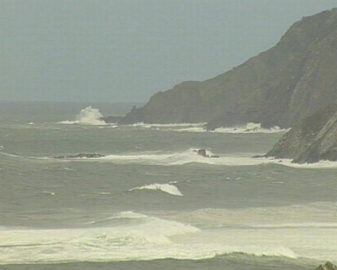 Alerta por oleaje en  el cantabrico Playa de Sopelana R