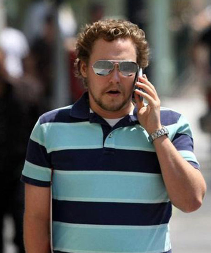 hablando por el móvil