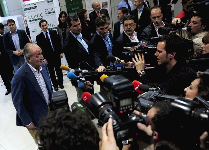 El Rey don Juan Carlos sale del Hospital Clínic