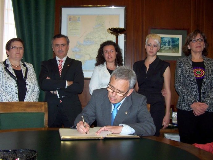 El Científico Ginés Morata Firma El Libro De Honor De La Diputación 