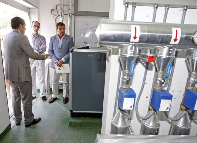 El conselleiro de Economía, Javier Guerra, en su visita a las instalaciones
