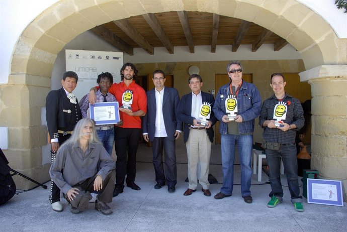 El Gerente De La FMC De Valladolid, José María Viteri, Posa Con El Resto De Gala