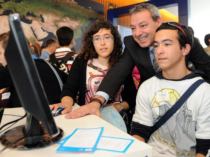 El Consejero, Francisco Álvarez De La Chica, Junto A Alumnos Con Ordenador