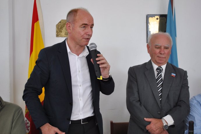 Santiago Camba con el presidente de la Asociación Unión de Residentes de Viladec