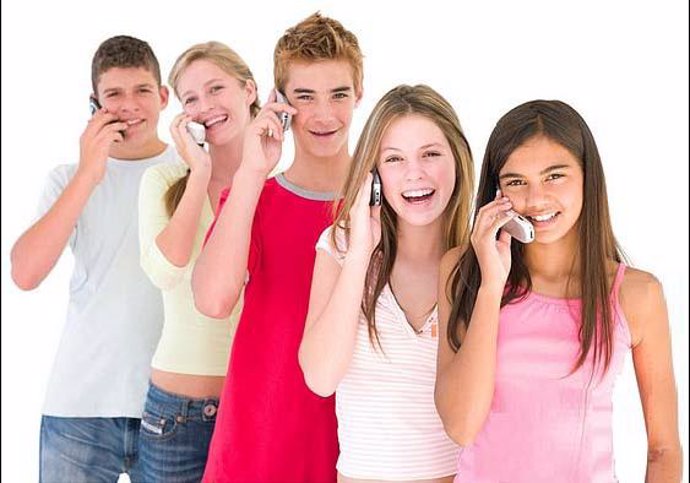 Adolescentes hablando por el móvil.