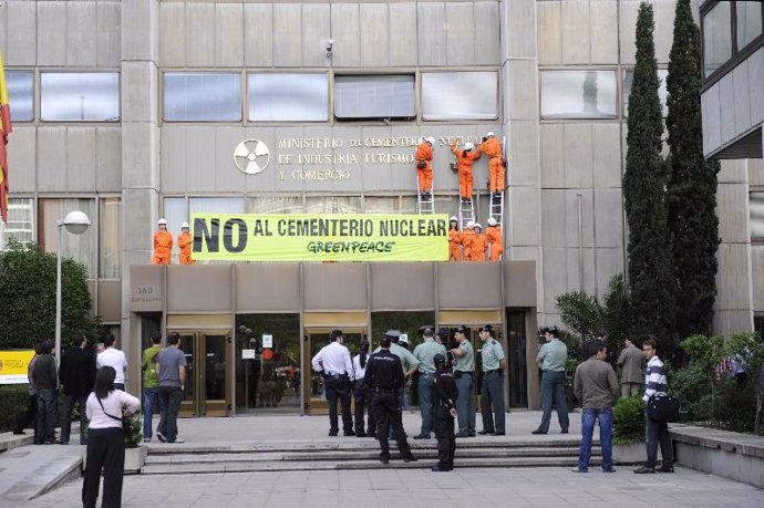 Greenpeace cambia el nombre al Ministerio de Industria por Ministerio del Cement