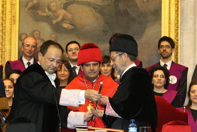 Abril Entrega Los Símbolo Al Nuevo Rector, Marcos Sacristán