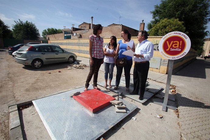 Zoido inspeccina el contenedor soterrado objeto de protestas.