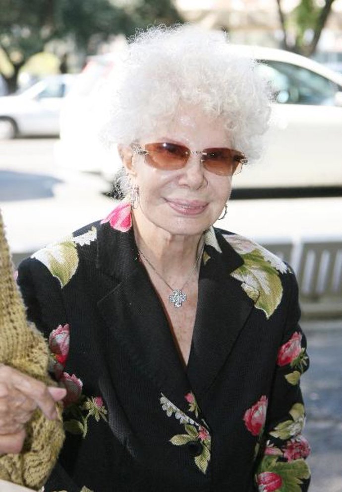 La Duquesa de Alba, muy sonriente a su llegada al acto.