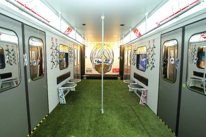 Interior del vagón Ray-Ban.