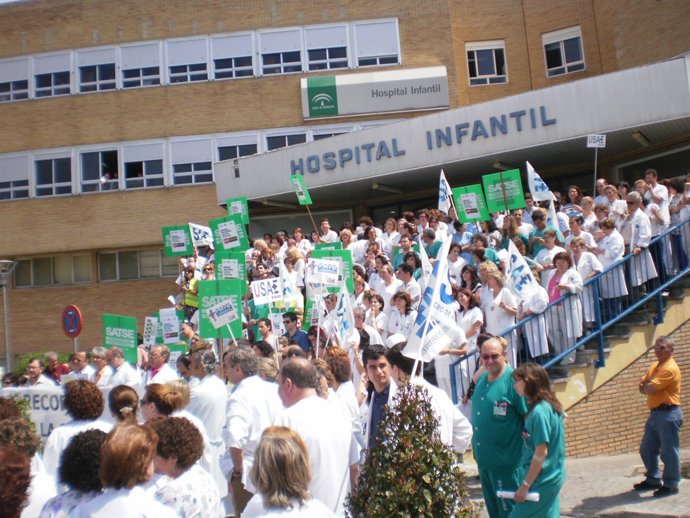 Sanitarios protestan Hospital Virgen Rocío por recortes Gobierno