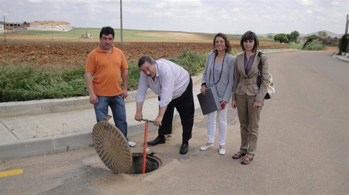 Apertura de válvula por parte del alcalde José Alfonso Martín
